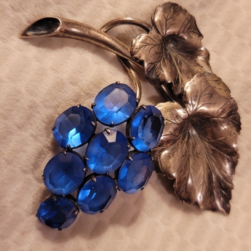 Vintage‎ Sterling Silver Brooch With Blue Glass Grapes - Picture 3 of 13